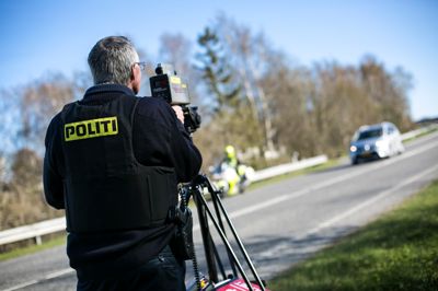 Ved en fartkontrol i landsbyen Bøstrup nord på Hammel, blev en 27-årig bilist målt til at køre 108 km/t på en strækning, hvor fartgrænsen er 50.