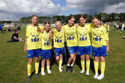 Da Mediehuset Ikast-Brande sidste år deltog i IFS's 90-års fødselsdag, havde klubben også linet op med fællesskab, hoppeborge og sjove aktiviteter. Her ses pigerne fra Nordre og Østre Skole, som havde en dejlig dag ved jubilæet. Fra venstre er det Ester, Sofia, Rosa, Anna, Alma og Sonja.