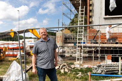 I øjeblikket er Engesvang Skole en kæmpe byggeplads, for skolen er ved at få en gigantisk ansigtsløftning. I byggeperioden må skoleleder Claus Bredahl Sørensen og de øvrige medarbejdere tænke kreativt for at få hverdagen til at fungere.