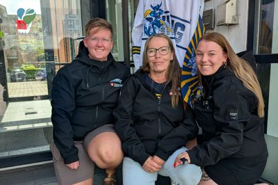 Maria Husbjerg (t.v.), Dorthe Marinussen (i.m.) og Pernille Marinussen (t.h.) var tre af de mange frivillige fra Herning Blue Fox, som torsdag fik kaffe og kage i Sparekassen Kronjylland, da de hentede deres nye Blue Fox-jakker.