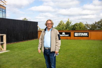 Formanden på Ikast Tullemore Golf Klub John Kristensen ved det teested, som er blandt forvaltningens røde overtrædelser, man ikke vil give dispensation til. Det vil have voldsomme konsekvenser for golfklubben, som dog erkender, at der burde være søgt tilladelse.