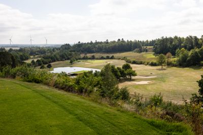 Det bliver kaldt et af Ikast-Brande Kommunes smukkeste udkigssteder her på Skovbjerg Bakkeø, hvor en golfbane der skal sætte Ikast på Europa-kortet netop nu tager form.