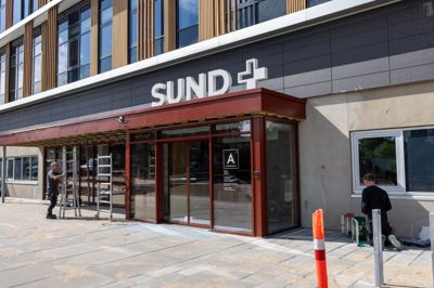 Den nye hovedindgang vender modsat det tidligere onkologihus mod øst og ud med resten af den tidligere sygehusgrunden, som udvikler sig hastigt i disse år.