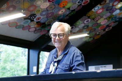 Annie Bech Nielsen er idékvinden bag det hæklede kunstværk, som nu pryder loftet i Væksthuset i Bording.