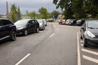 Fredag formiddag var der masser af biler ved Sydbyhallerne og Jernbanevej, hvor der stadig er mulighed for at parkere gratis og uden tidsbegrænsning. Det var heller ikke alle biler, der holdt lovligt. Som for eksempel bilen til højre.