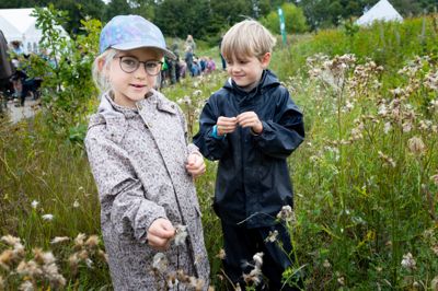 Frederikke holder af naturens blomster: - Jeg kan rigtig godt lide, at der er blomster, man kan plukke. Så kan jeg lave dem til buketter. Her er hun sammen med Tobias, der var på jagt efter en frø.