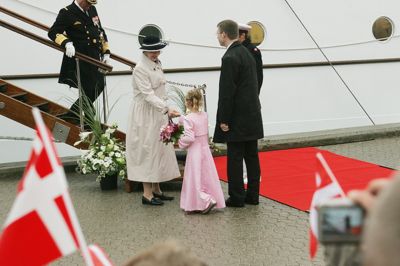 I 2007 var det den dengang 11-årige Emilie Krogh Pedersen, der havde fået opgaven med som den første at byde dronning Margrethe velkommen til Skive med blomster. Nu efterlyser Skive Kommune i samarbejde med Radio Skive og Skive Folkeblad en ny buketbærer i anledning af kong Frederik og dronning Marys besøg i Skive fredag 9. oktober.