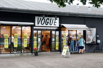 De gule skilte med ophørsudsalg i vinduerne markerer, at det efter 21 år med Vogue Herning-butikken på Tjelevej i Tjørring er ved at være slut. Butikken lukker i løbet af efteråret.