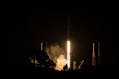 Sådan ser det ud, når en raket med Starlink-satellitter sendes ud i atmosfæren. Starlink-satellitterne kan opleves som små lysende prikker, der bevæger sig som perler på en snor.