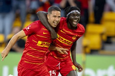 FC Nordsjællands Nicklas Røjkjær og Stephen Acquah fejrer en vigtig scoring mod schweiziske St. Gallen i kvalifikationen til Conference League.