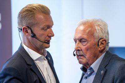 Randers FC's fodolddirektør Søren Pedersen (til venstre) var med til fredagens pressemøde, hvor ejerskiftet blev præsenteret.