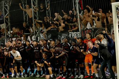 Spillerne fejrede 4-1-sejren i Kroatien og kvalifikationen til ligafasen sammen med fansene kort efter slutfløjt. Senere var der desværre flere FCM-fans, der kom til skade efter et angreb fra kroatiske supportere uden for stadion.