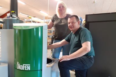 Heidi og Allan Nielsen driver Hedestoker.dk i Vorgod-Barde. Selv om det primært indikerer, at firmaet sælger pillefyr og pillebrændere, så har man de seneste fire år også haft varmepumpe på salgslisterne. Og nu er der stigende interesse for salg af anlæg lokalt i og med Vorgod-Barde ikke længere er udlagt som fjernvarme område.