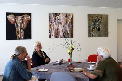 Nogle gange bliver der drukket kaffe og set på kunst i Bording Kirkehus. Nu bliver der sunget.