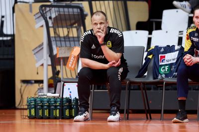 Cheftræner Claus Mogensen grubler i denne situation over spillet på banen. Det fortsætter han med resten af sæsonen, mens han også kan gruble over næste skridt i sin trænerkarriere. Mogensen stopper i Ikast til sommer.