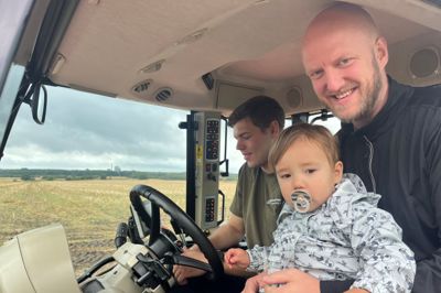 Landbrugselev Frederik Thyssen sad bag rattet i den store Massey Furguson traktor og gav de fremmødte børn og voksne en tur rundt på en stubmark til høstmarked i Gjellerup. Her er det Anders Hougaard, Herning, og sønnen Thomas, der får en tur.