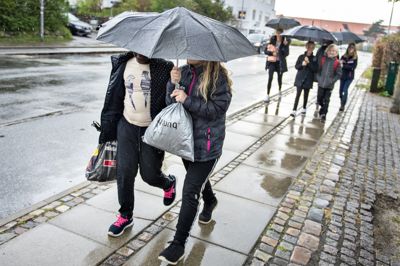 Paraplyer og regntøj skal findes frem i dag, hvor der ventes kraftige regnbyger i store dele af Jylland.