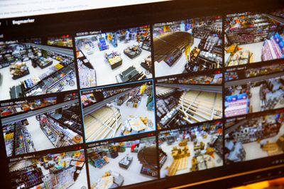 Videoovervågning førte til pågribelsen af nogle butikstyve, som var på rov i Kvickly. Tyvene brugte blandt andet en kuffert til at stjæle varer med. Nu har en af gerningsmændene fået en dom for butikstyveri.