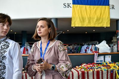 33-årige Alla Kuchans mistede tidligere i år sin otte år yngre lillebror i Ukraine. Lørdag arrangerede hun en både kulturel og velgørende dag for Ukraine i Skive Theater.