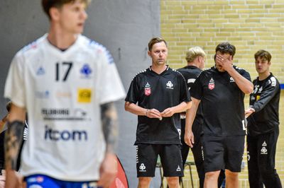 Allan Kjær spekulerer over, hvad der er galt, mens medtræner Michael Pedersen tager sig til hovedet under Stoholms kamp mod Køge.