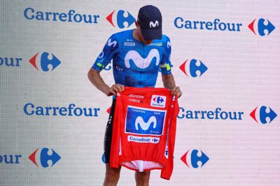 Enric Mas er ny nummer ét i Vueltaen, men han nægtede efter 8. etape at bære den røde førertrøje, da Tadej Pogacar mistede den grundet et grimt styrt.