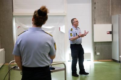 Politiet begynder oftere at rykke ud til eksempelvis seniorcaféer på biblioteker for at give gode råd om, hvordan ældre mennesker undgår at blive snydt online og af falske bankbude.