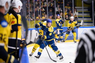 Anton Linde er tilbage i Blue Fox-uniformen. Her er han fanget i fredagens kamp mod Esbjerg, hvor han scorede to gange i 7-1-sejren.