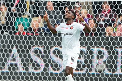 Stanley Iheanacho jubler efter sin scoring til 1-1 mod Silkeborg. Det er nigerianerens fjerde sæsontræffer.