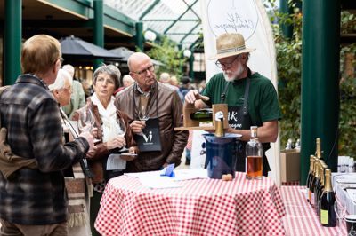 Gæster i alle aldersgrupper lægger vejen forbi Ikast, når oktober skydes i gang med årets vinfestival. I år bliver det 2. oktober, og for 175 kroner får man både vinglas, beholder og en flaske vand samt adgang til smagsprøver. Billetterne kan købes hos Kop & Kande, Imerco og voresikast.dk. Fra klokken 14.45 kan man få sit festival-materiale hos de to isenkræmmerbutikker.