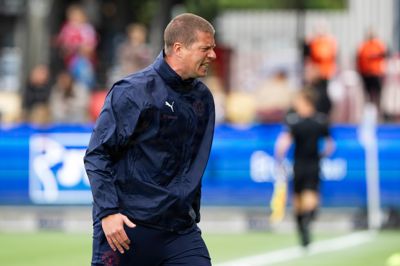 Cheftræner Mike Tullberg var oprevet i flere situationer af lokalopgøret i Silkeborg. Samtidig fylder transferspekulationer meget i klubben mellem kampene, erkender han og anfører Rasmus Nissen Kristensen.