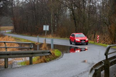 Regnvejret i weekenden har sat tydelige spor mange steder i form af oversvømmelser og store vandpytter. Tirsdag kommer der mere vand fra oven.