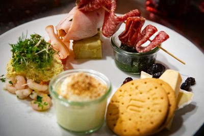 To lokale restauranter tæt på hinanden er blevet sat til salg. Hvor ligger de?