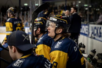 Lukas Bang (t.h.) og Blue Fox-mandskabet fortsatte vinderstimen i Metal Ligaen. Denne gang med en solid udesejr over Sønderjyske.