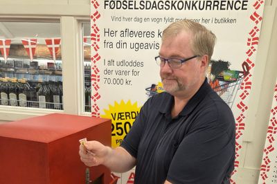 Mens Magnus Christensen styrer kameraet trækker avisens udsendte en kupon blandt de mange deltagere.