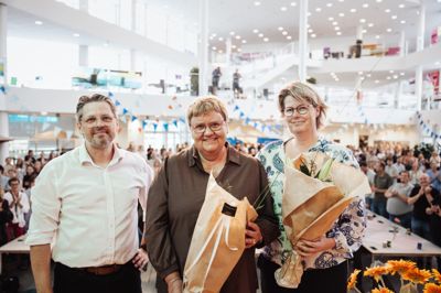 Direktør Allan Kortnum med de to nye "æres-herningsholmere" Lis Høj og Line Mortensen.