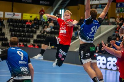 Malte Pedersen springer højt til vejrs og plaffer en scoring i nettet - lidt i stil med det matchvindende mål mod Rækker Mølle. Billedet her stammer dog fra sidste sæson.
