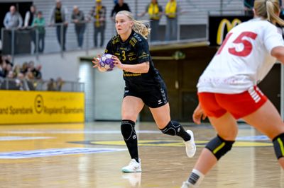 Frida Brandbu Andersen blev i sidste sæson kåret til årets spiller i den norske liga, da hun og Sola blev norske mestre. I næste sæson trækker hun i Ikast-trøjen.