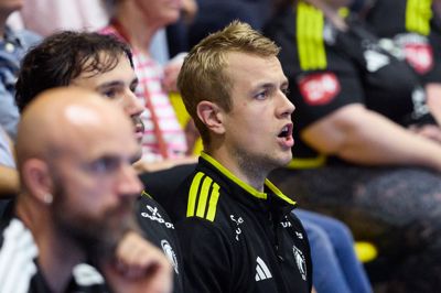 Buster Juul overværede hele hjemmekampen mod Nordsjælland fra bænken.