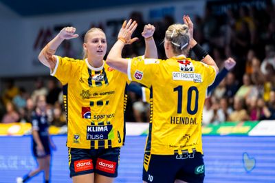 Selvom Laura Borg (t.v.) kommer fra Sjælland, har hun lært at elske de midtjyske arvefjendeopgør mellem Viborg og Ikast. I aften får sin første af slagsen i gul trøje.