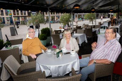 Brasserie Underhuset fylder 60 år og har siden åbningen i 1966 været drevet af familien Jørgensen. Her Bent (th), Birthe og Henrik Jørgensen, der sammen driver restauranten. - Det var et tilløbsstykke, da restauranten åbnede. Med mindre man gik på værtshus, var der ikke noget tilsvarende sted i Silkeborg, hvor man kunne gå ind og få en øl. Far og mor ville skabe et sted, hvor silkeborgenserne kunne nyde en øl og et måltid mad, siger Birthe Jørgensen om forældrene hotelejer Eduard Jørgensen og hustruen Ellen Jørgensen.
