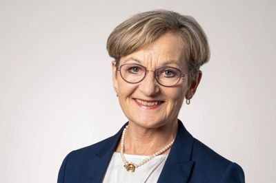 Marianne Bjørn står for den lokale åbning af centrum i Vildbjerg, der i adskillige måneder har været lukket på grund af kloakseparering, reetablering og områdefornyelse.