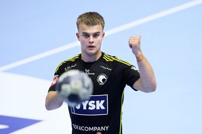 Mads Svane Knudsen træner for sig selv i Jysk Arena, for der er stadig et stykke vej til, at han må spille håndbold.
