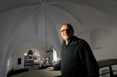 Sognepræst Arne Kiel Nielsen er død i en alder af kun 67 år. Her ses han i Nørre Snede Kirke, hvor han var sognepræst i hele 29 år.