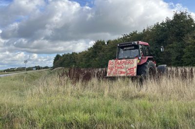 »No Farmers – No Food«. Sådan stod der blandt andet på den traktor, der var placeret langs vejen mellem Vildbjerg og Aulum.