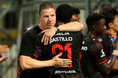 Cheftræner Mike Tullberg krammer Denil Castillo efter sidste uges flotte sejr i Kroatien. I aften gælder det AGF på udebane.