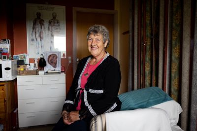 Elisabeth Koefoed Pedersen i den klinik, hun har indrettet i privatboligen mellem Vildbjerg og Sørvad. Efter 27 år som zoneterapeut har hun valgt at lukke klinikken - i en alder af 79 år.