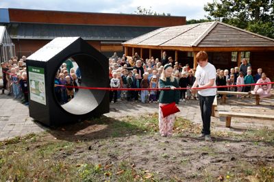 Saga Eleonora Høst fra 5.B (t.v.) og Georg Damholt Kristensen fra 6.C (t.h.) fra skolens »Grønne Råd« klippede snoren, da »Det Grønne Hjørne« blev indviet.