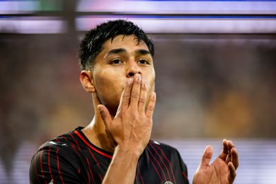 Kys til Osorio, kys til fansene og kys til klubkontoen i FC Midtjylland. Dario Osorio står på tærsklen til et gigantskifte til Premier League.