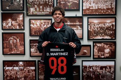 David Martinez fremviser stolt sin nye FCM-trøje med nummer 98.