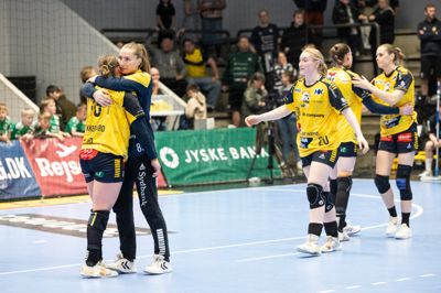 Normalt spiller ikastkvinderne i gult, men næste torsdag skifter de til pink.